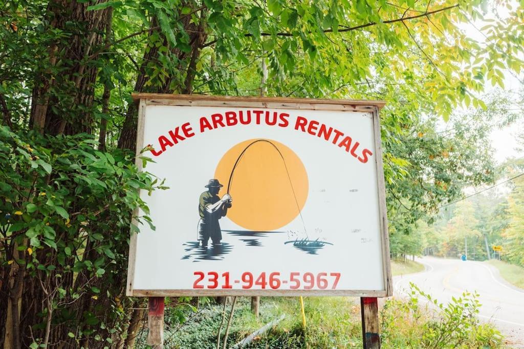 Arbutus Lake 3 Bedroom Cottage Traverse City Kültér fotó